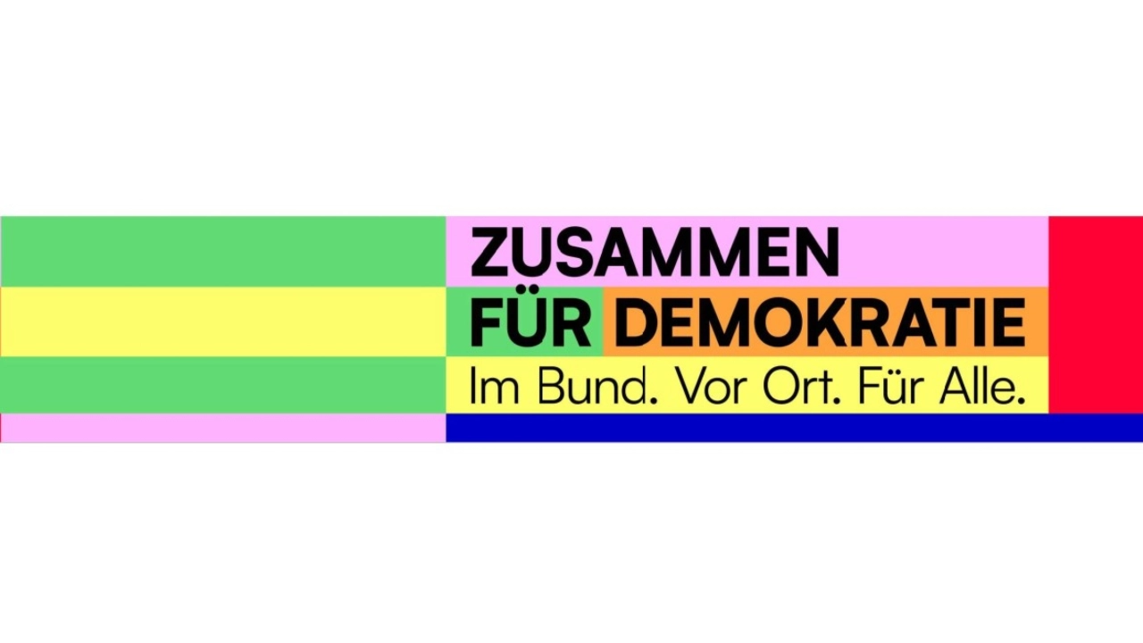 Banneraktion „Zusammen für Demokratie“.