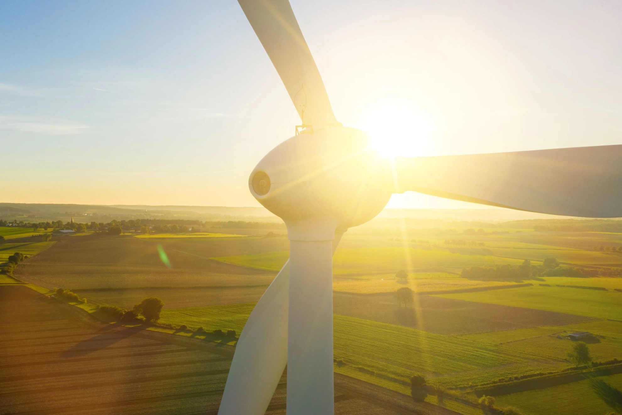 Windkraftanlage während eines Sonnenuntergangs