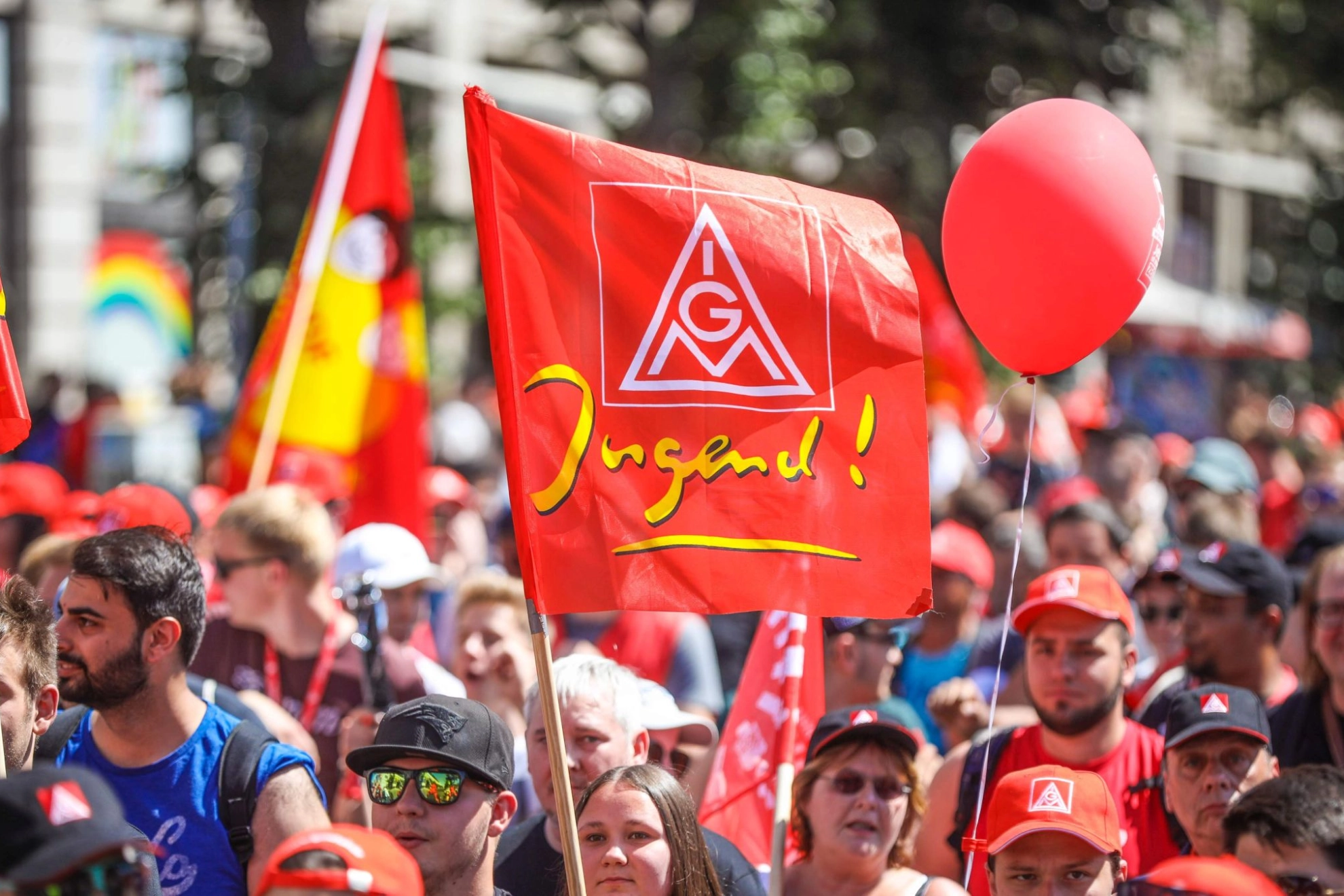 eine Fahne der IG Metall Jugend auf der FairWandel-Kundgebung in Berlin