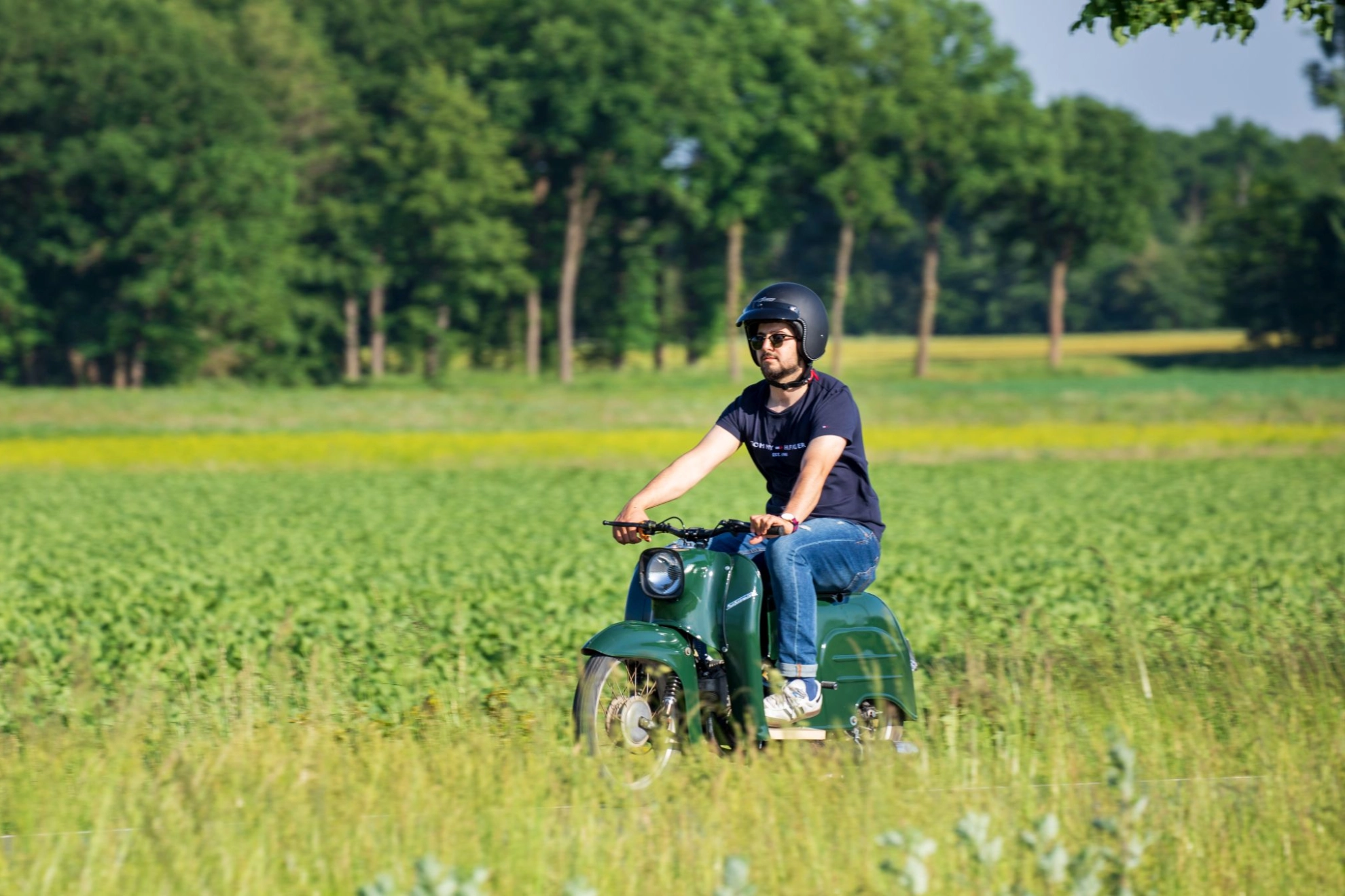 Junger Metaller auf Moped