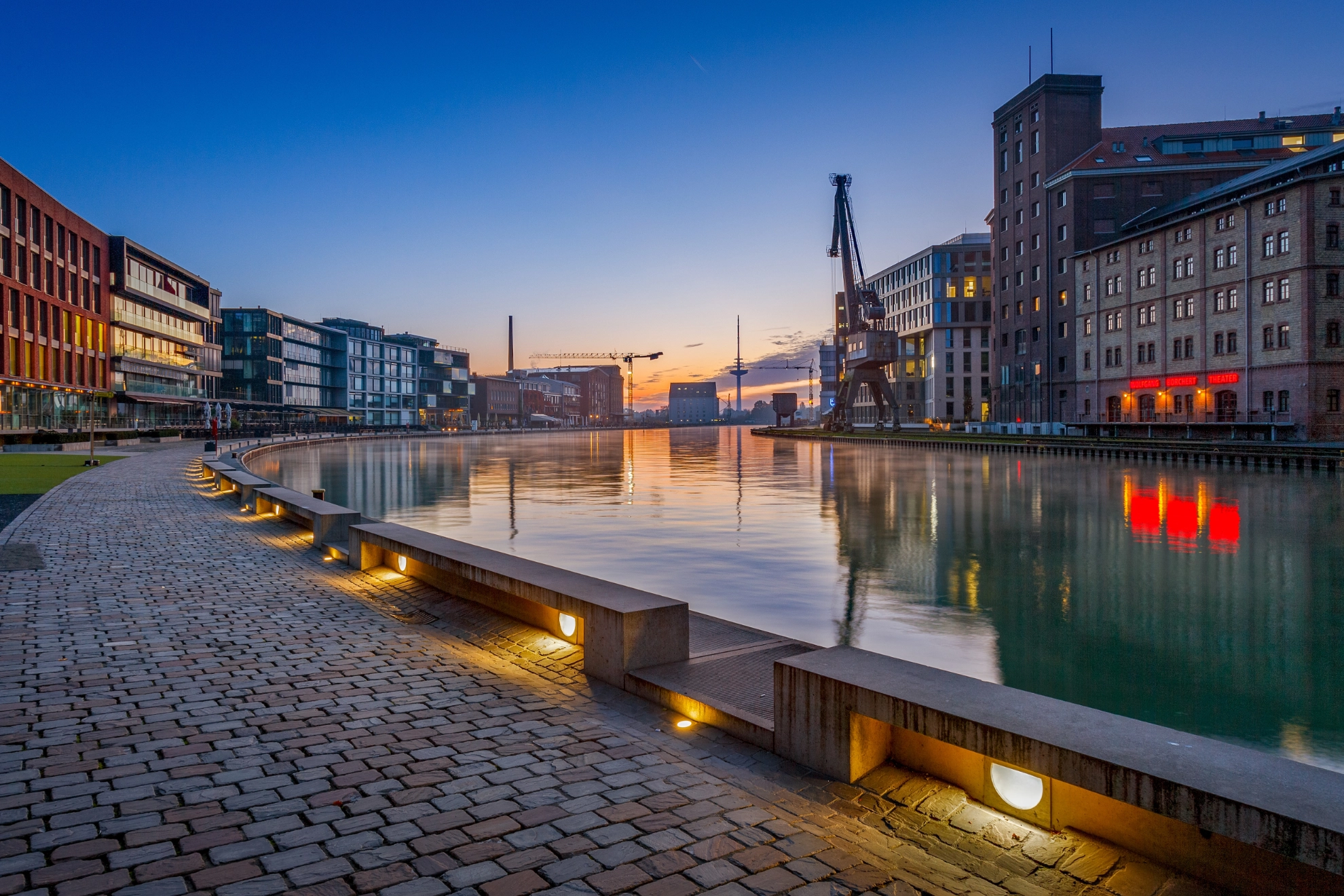 Denkmalgeschützte Speicher und anspruchsvolle Neubauten sind am Stadthafen Anziehungspunkt für Ateliers, Architekturbüros, Verlage, Szenetreffs und Gastronomie. Auch das Wolfgang-Borchert-Theater und die städtische Kunsthalle Münster befinden sich hier.